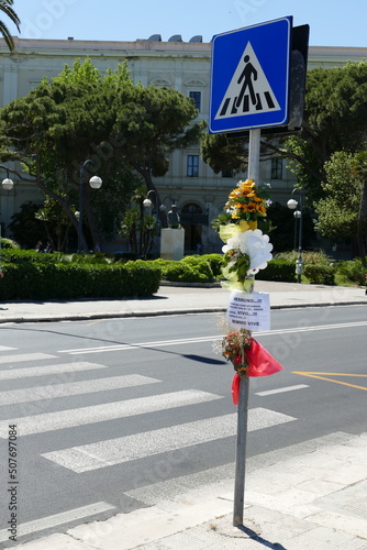 Fiori ricordo per  una vittima della strada. Bari, sud Italia photo