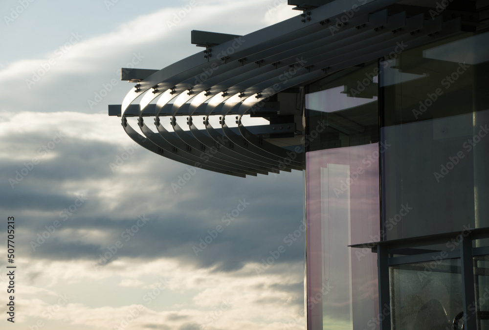 Obraz premium Exterior details of apartment building next to Johnson street Bridge with sunset highlights - 2