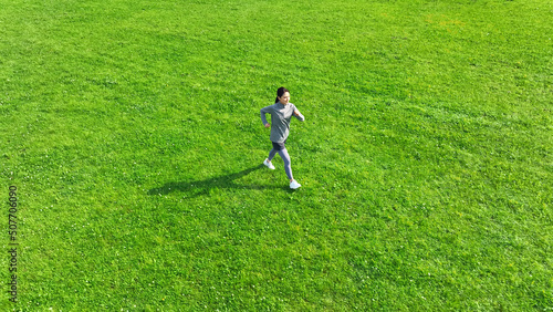 草原を走る女性の空撮