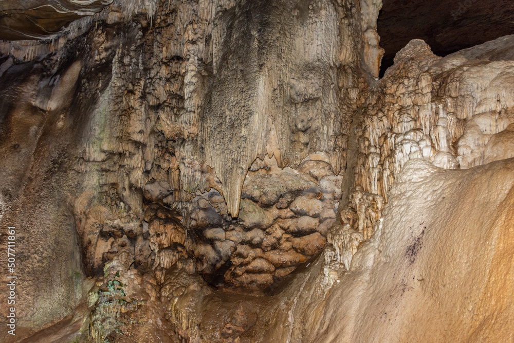 Obraz premium Vista interna de uma caverna