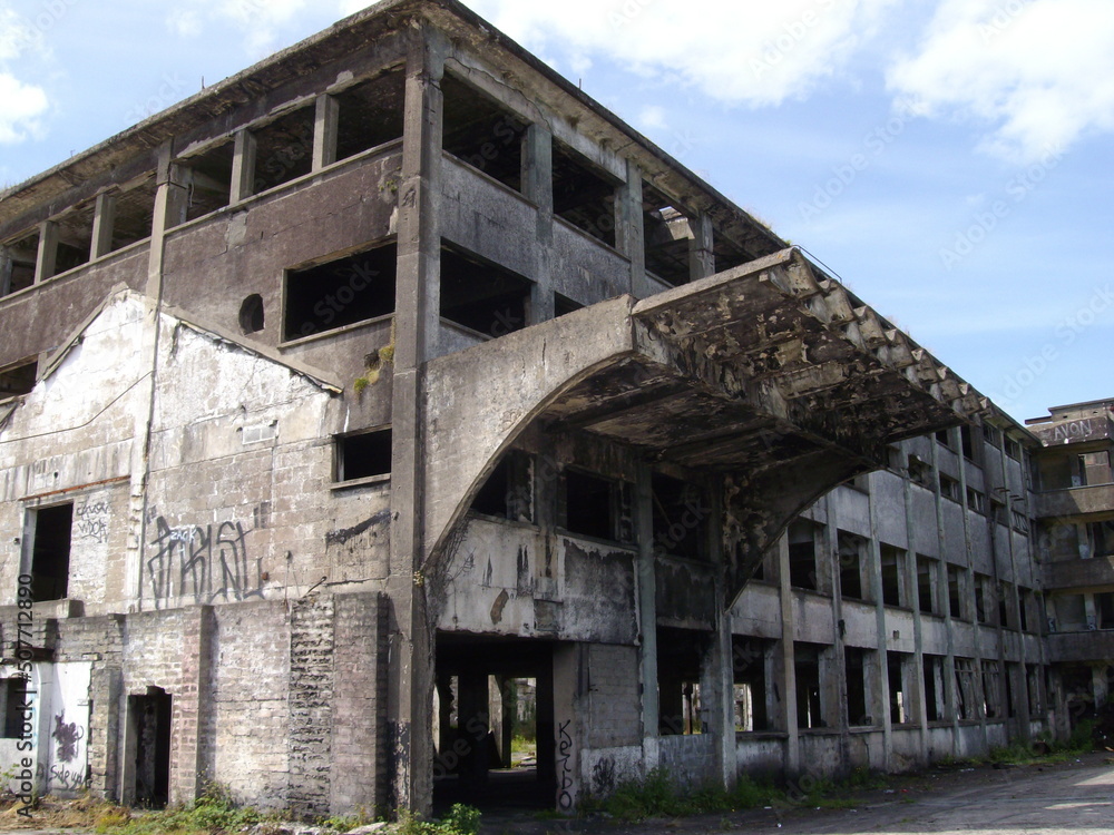 Fototapeta premium Verfallene Fabrik, Lost Place in Irland