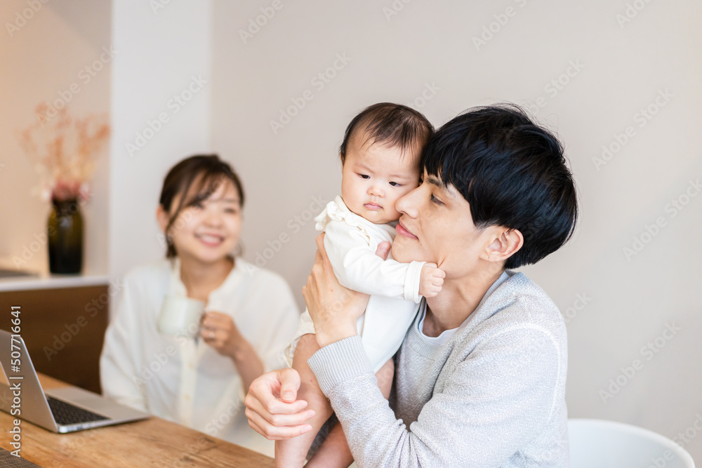 赤ちゃんのいる幸せな家族