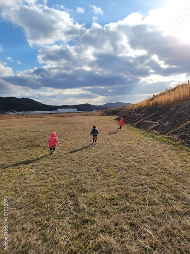 Kids are runnning