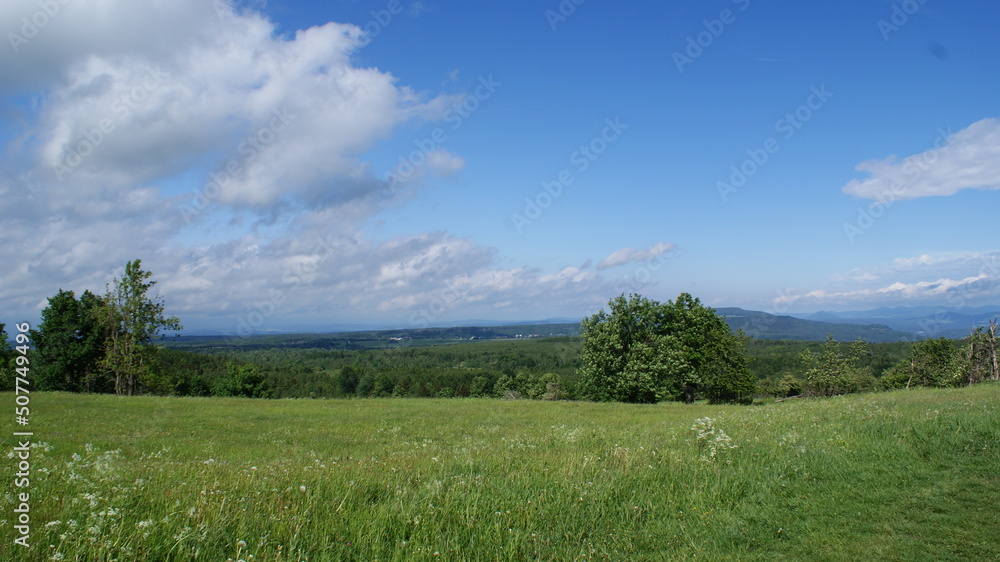 landschaft, himmel, gras, natur, feld, wiese, green, berg, sommer, cloud, cloud, blau, bäuerlich, hills, land, baum, horizont, frühling, bauernhof, wald, anblick, gegend, ackerbau, schön, froh