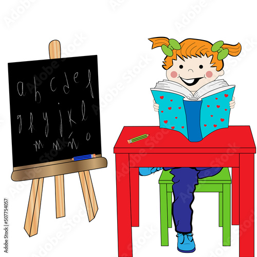 Niña estudiando sentada y pizarra con letras.