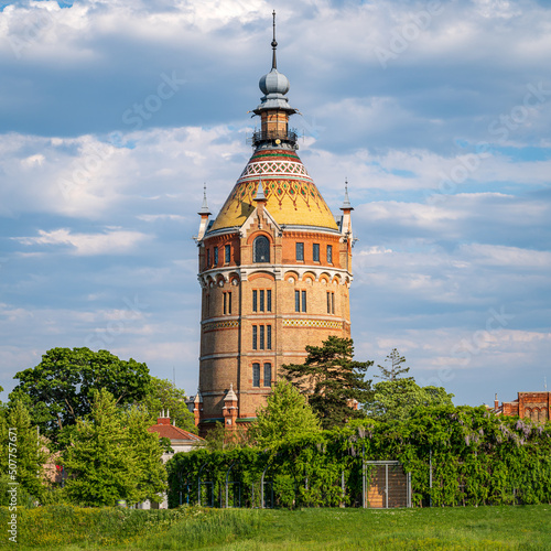 Westansicht des Wasserturms in Wien Favoriten im abendlichen Sonnenlicht