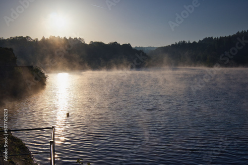 Sonnenaufgang am Stausee in Saalburg, Morgenlicht, Wasser mit Nebel, Bleilochtalsperre, Saalestausee, Thüringen, Deutschland
