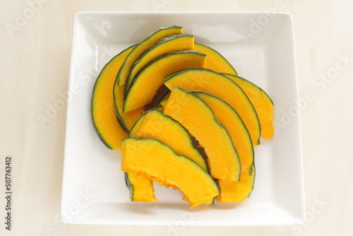 Foto Sliced Japanese pumpkin for autumn cooking image