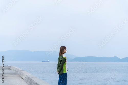 海にいる若い女性