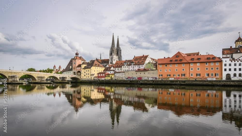 Filmmaterial der Stadt Regensburg in Bayern mit dem Fluss Donau dem Dom und der steinernen Brücke im Sommer, Deutschland