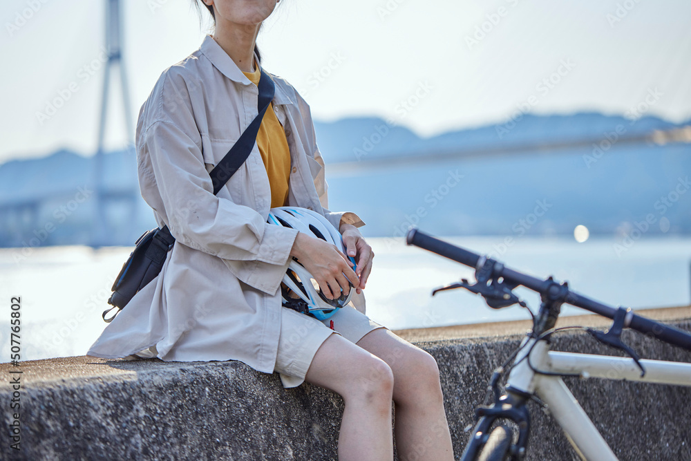 Obraz premium しまなみ海道にてサイクリングを楽しむ地本人女性