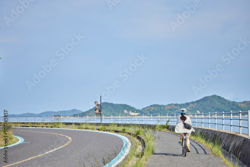 しまなみ海道にてサイクリングを楽しむ地本人女性
