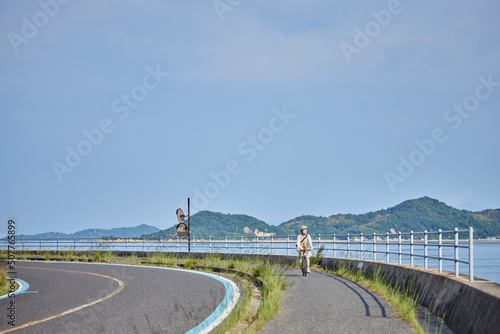 しまなみ海道にてサイクリングを楽しむ地本人女性 © west_photo