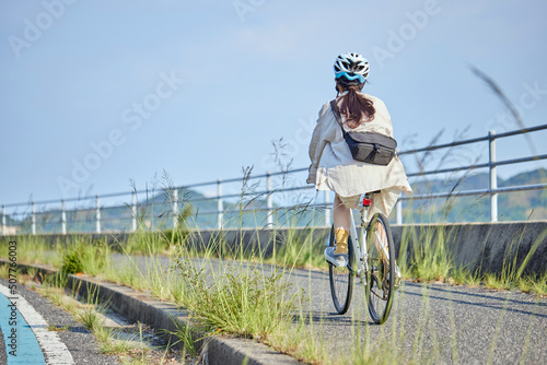 Fototapeta Naklejka Na Ścianę i Meble -  しまなみ海道にてサイクリングを楽しむ地本人女性