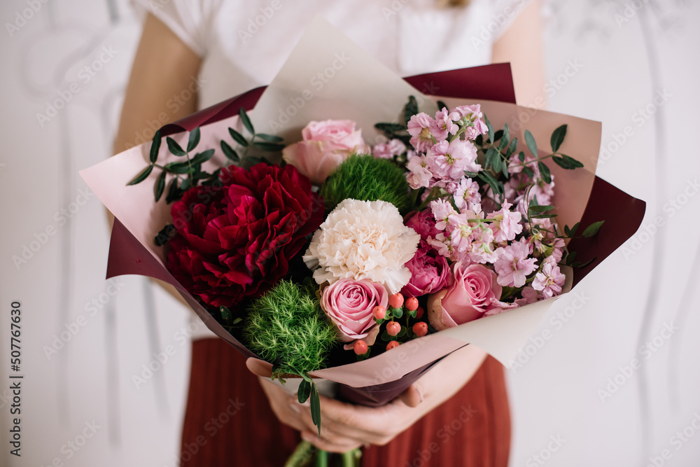 Φωτογραφία Very nice young woman holding big and beautiful bouquet of fresh peony, roses, c
