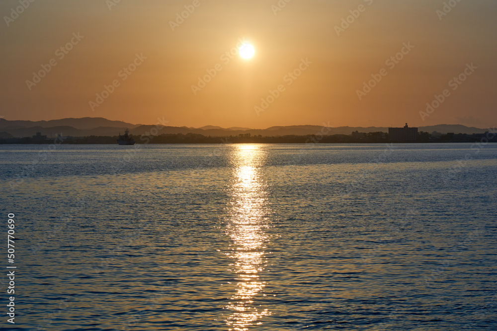 Naklejka premium 鏡ケ浦の朝日 館山市