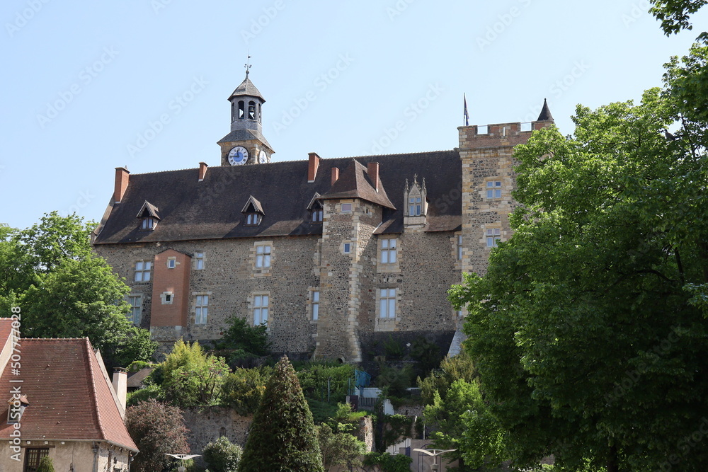 Fototapeta premium Le château des duc de Bourbon, vue de l'extérieur, ville de Montluçon, département de l'Allier, France
