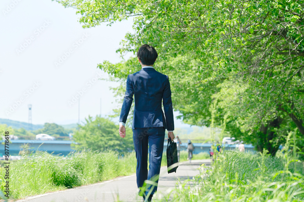 屋外を歩くビジネスマンの後ろ姿 Stock Photo | Adobe Stock