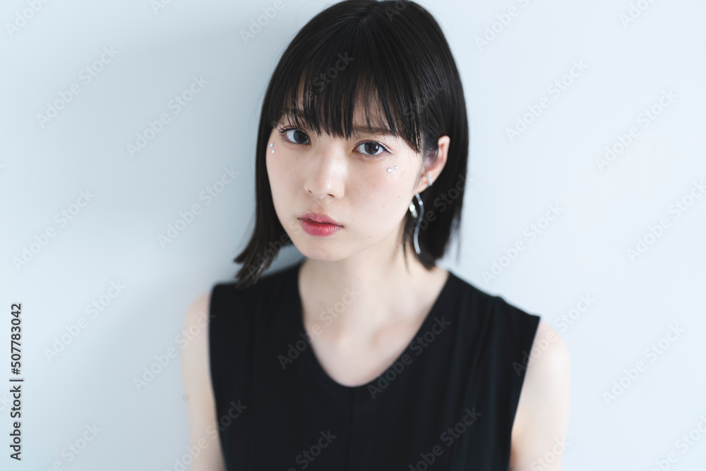 黒いワンピースを着たクールな女性 黒いワンピースを着たクールな女性
