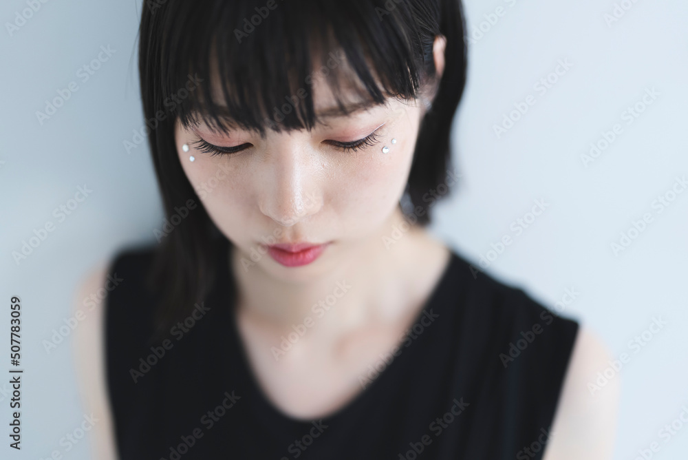 黒いワンピースを着たクールな女性 黒いワンピースを着たクールな女性