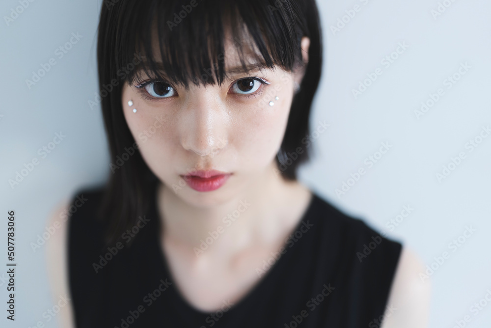 黒いワンピースを着たクールな女性 黒いワンピースを着たクールな女性