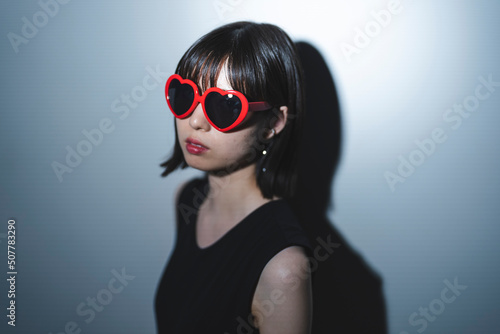 Wallpaper Mural ハートのサングラスをかけているクールな女性 Torontodigital.ca