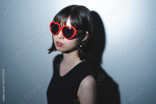 Wallpaper Mural ハートのサングラスをかけているクールな女性 Torontodigital.ca