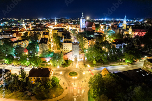 Rynek miasta, zabytkowy noca z lotu ptaka wraz z ratuszem i kamienicami, bramą i murami obronnymi miasta Oleśnica Wrocław