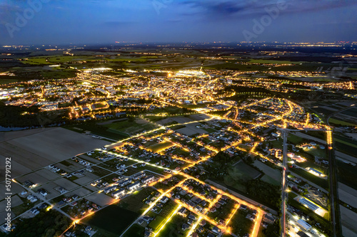 Widok na miasto z lotu ptaka nocą dronem, całe osiedle i zabudowa miejska Oleśnica Wrocław © Bartek