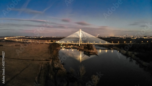 Most Rędziński na obwodnicy A8, S8 nocą z lotu ptaka drona z miastem w tle