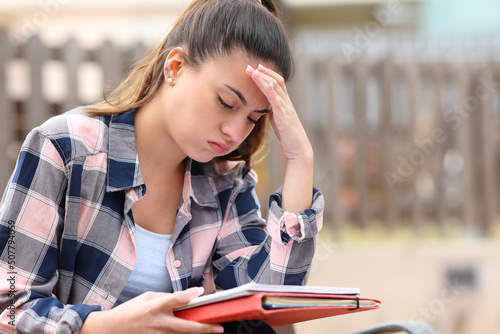Foto Frustrated student trying to understand lesson in a park
