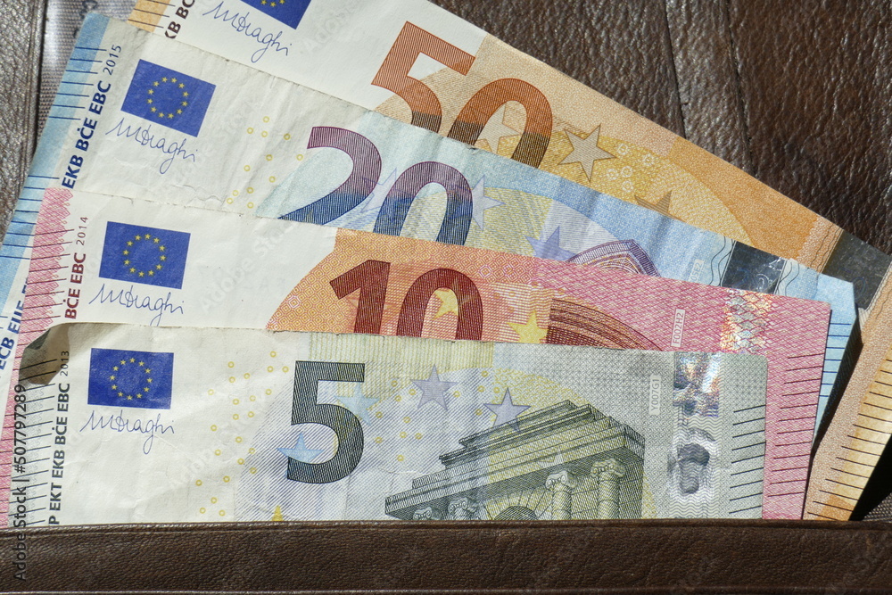 Veschiedene Euroscheine Euro-Banknoten in einer Geldbörse Veschiedene Euroscheine Euro-Banknoten in einer Geldbörse