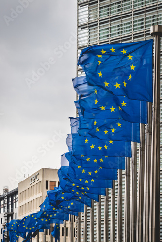 EU-Flaggen vor dem Gebäude der EU-Kommission, Brüssel, Belgien
