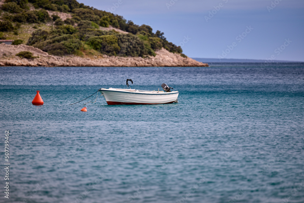 Ein Boot steht in einer Bucht an der Adria