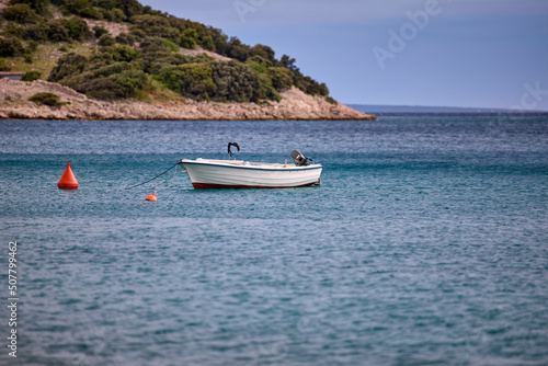 Ein Boot steht in einer Bucht an der Adria © Olgierd Kajak