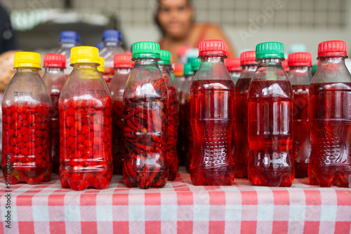 Fototapeta Naklejka Na Ścianę i Meble -  Molhos de pimenta caseiros a venda na feira
