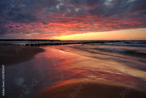 Piekny zachód słońca nad wybrzeżem Bałtyku © Konrad Uznański