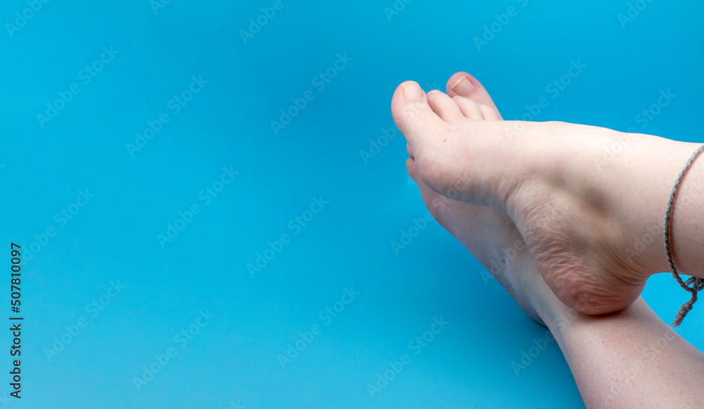 Pies sobre fondo de color azul, anatomía del cuerpo humano Pies sobre fondo de color azul, anatomía del cuerpo humano