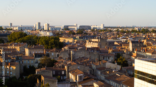 Vue en large de la ville de Bordeaux, observée depuis un immeuble © Anthony
