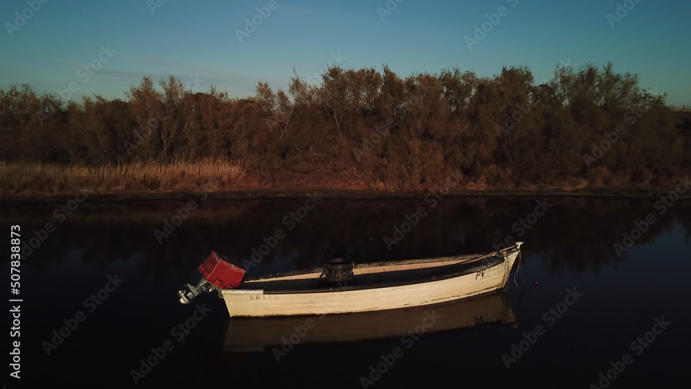 Barque à moteur de pêcheur sur l'étang de Canet en Roussillon