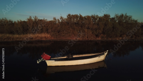 Barque à moteur de pêcheur sur l'étang de Canet en Roussillon