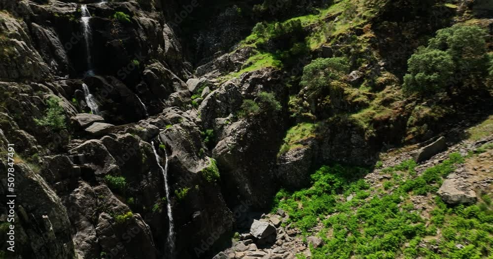HE SPECTACULAR MEANCERA WATERFALL IN THE NORTH OF EXTREMADURA LANDSCAPED IN A NATURAL PLACE
A WATERFALL 100 METERS
RECORDED WITH MAVIC 3 IN C4K 30FPS AND WITHOUT COLOR CORRECTION HE SPECTACULAR MEANCERA WATERFALL IN THE NORTH OF EXTREMADURA LANDSCAPED IN A NATURAL PLACE
A WATERFALL 100 METERS
RECORDED WITH MAVIC 3 IN C4K 30FPS AND WITHOUT COLOR CORRECTION