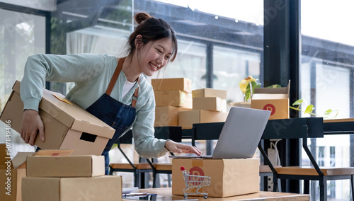Foto Starting small businesses SME owners female entrepreneurs check online orders to prepare to pack the boxes, sell to customers, sme business ideas online