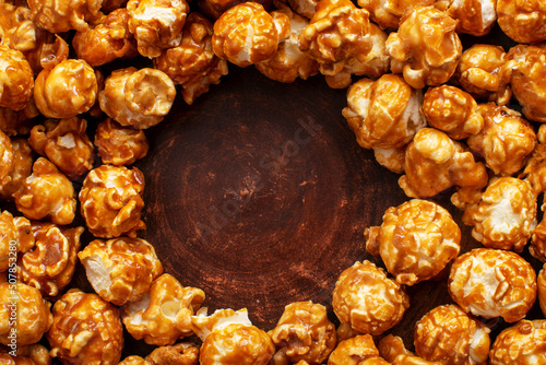 Obraz na płótnie Caramelized sweet popcorn flakes gluten free food frame with copy-space w salonie