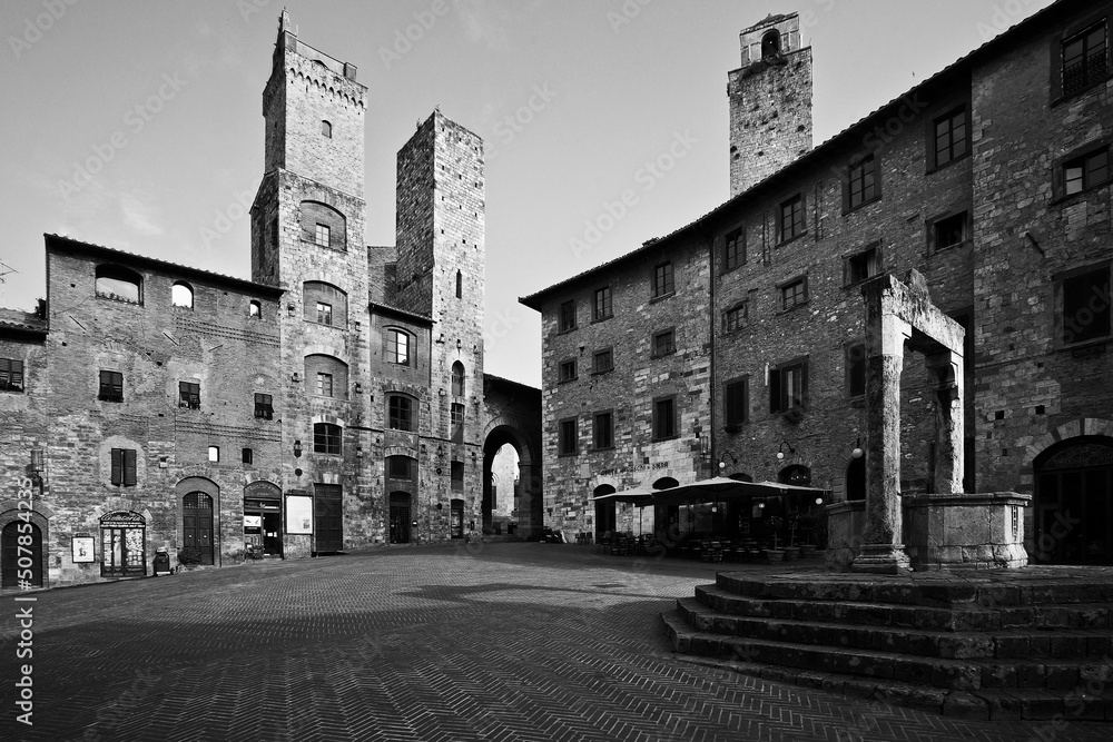 Naklejka premium Italia in bianco e nero, borgo medievale di San Gimignano