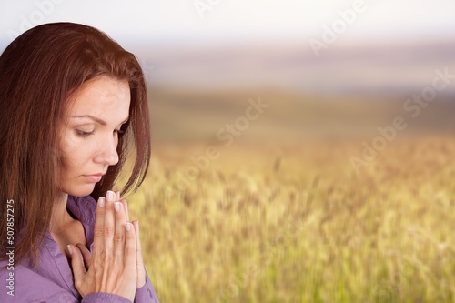 Obraz na płótnie The person prays at sunset