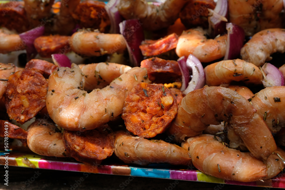 Brochettes de crevettes au chorizo avec des oignons rouges crues en gros plan Brochettes de crevettes au chorizo avec des oignons rouges crues en gros plan