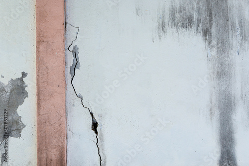 Defects cause paint peeling and cracks from poor construction quality