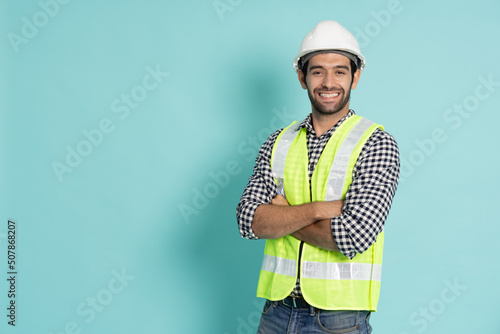 Photo Portrait of young professional heavy industry engineer or worker isolated on gre