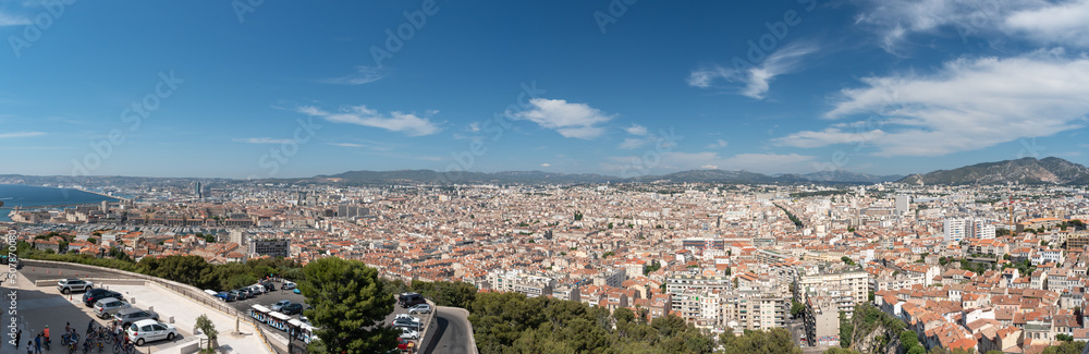 Vue panoramique depuis la cathédrale de Notre Dame de la Garde de la ville de Marseille, France